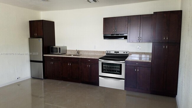 703 NW 6th St, Unit 1 in Hallandale Beach, FL - Building Photo - Building Photo