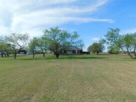 10971 Lake Crest Dr in Sanger, TX - Building Photo