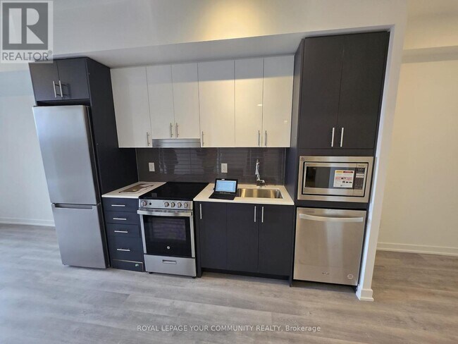 5105-5105 Hurontario St in Mississauga, ON - Building Photo - Building Photo