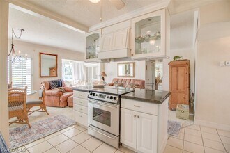 250 7th Ave S in Naples, FL - Building Photo - Building Photo
