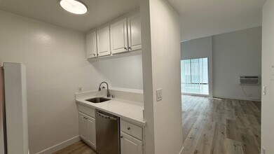 7044 Hawthorn Ave in Los Angeles, CA - Building Photo - Building Photo