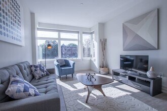 910 Beacon St, Unit Beacon St Fenway in Boston, MA - Building Photo - Building Photo