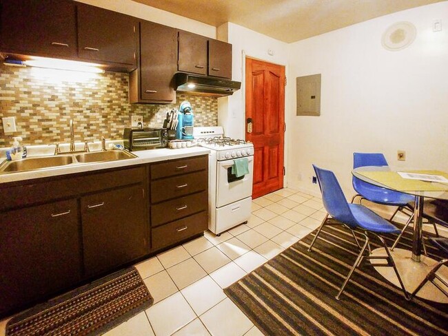 3512 Dodge St in Omaha, NE - Building Photo - Building Photo