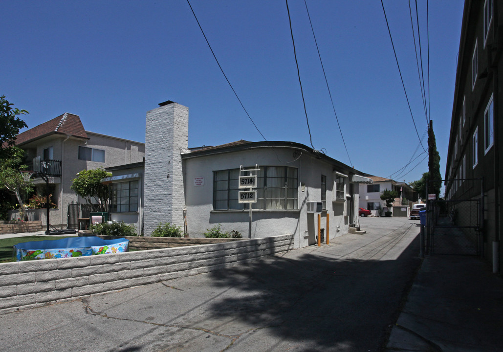 Redstone Apartments in North Hollywood, CA - Foto de edificio