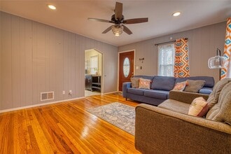 132 Gordon Ave in Westbury, NY - Foto de edificio - Building Photo