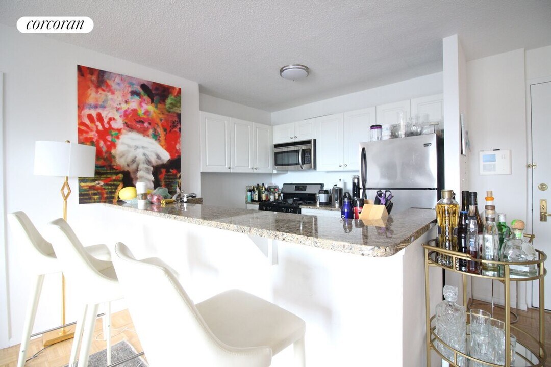 225 8th Ave in New York, NY - Building Photo