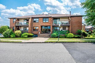 135 Beverly Hl Ter in Woodbridge Township, NJ - Building Photo
