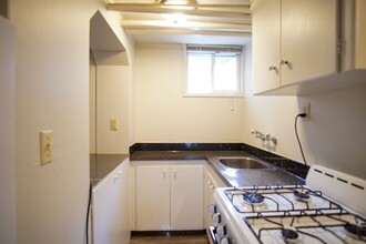 4937 S Corbett Ave in Portland, OR - Building Photo - Building Photo