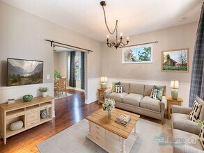 7325 N Saint Louis Ave in Portland, OR - Foto de edificio - Building Photo