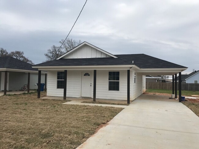 310 Caddo Ave in Benton, LA - Foto de edificio - Building Photo