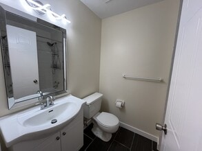 76 Base Line Rd W in London, ON - Building Photo - Building Photo