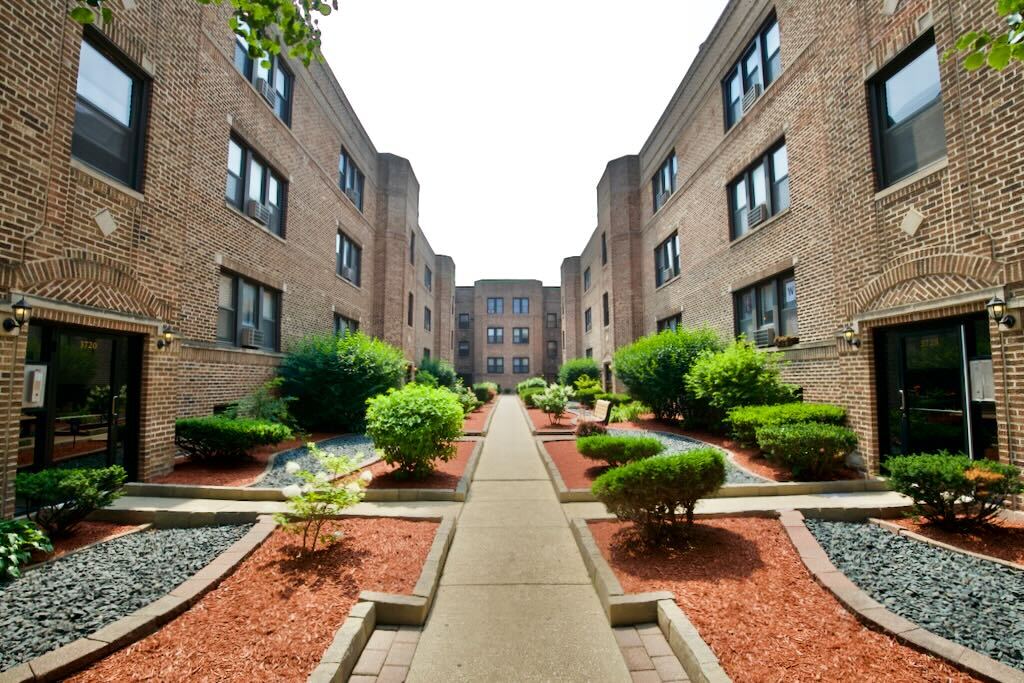 3722 N Pine Grove Ave in Chicago, IL - Building Photo