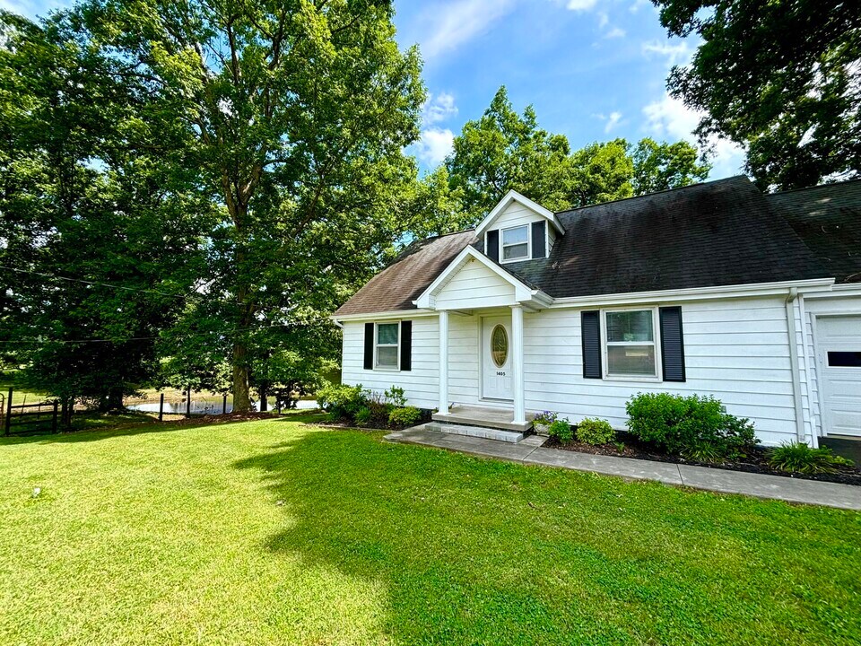 1405 Webb Ridge Rd in Russell Springs, KY - Building Photo