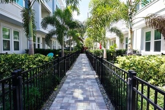 813 Burlington Ave N in St. Petersburg, FL - Building Photo - Building Photo