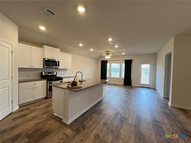 379 Pebble Creek Run-Unit -PH2-096 in New Braunfels, TX - Foto de edificio - Building Photo