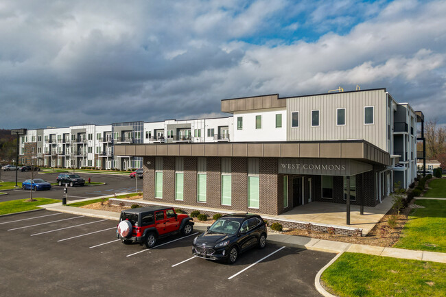 West Commons in Angola, IN - Foto de edificio - Building Photo