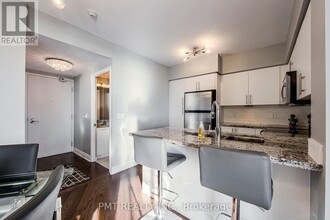 2240-2240 Lake Shore Blvd W in Toronto, ON - Building Photo - Building Photo
