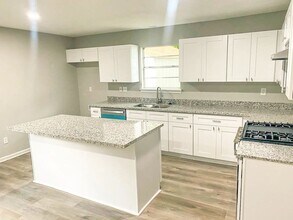 305 Red Haven Dr in Highlands, TX - Foto de edificio - Building Photo