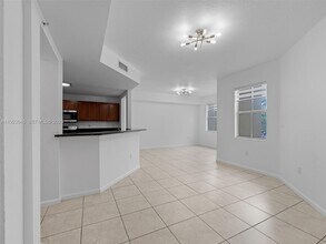 11603 NW 89th St in Doral, FL - Foto de edificio - Building Photo