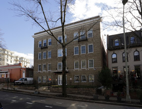 1630 Irving St NW in Washington, DC - Foto de edificio - Building Photo