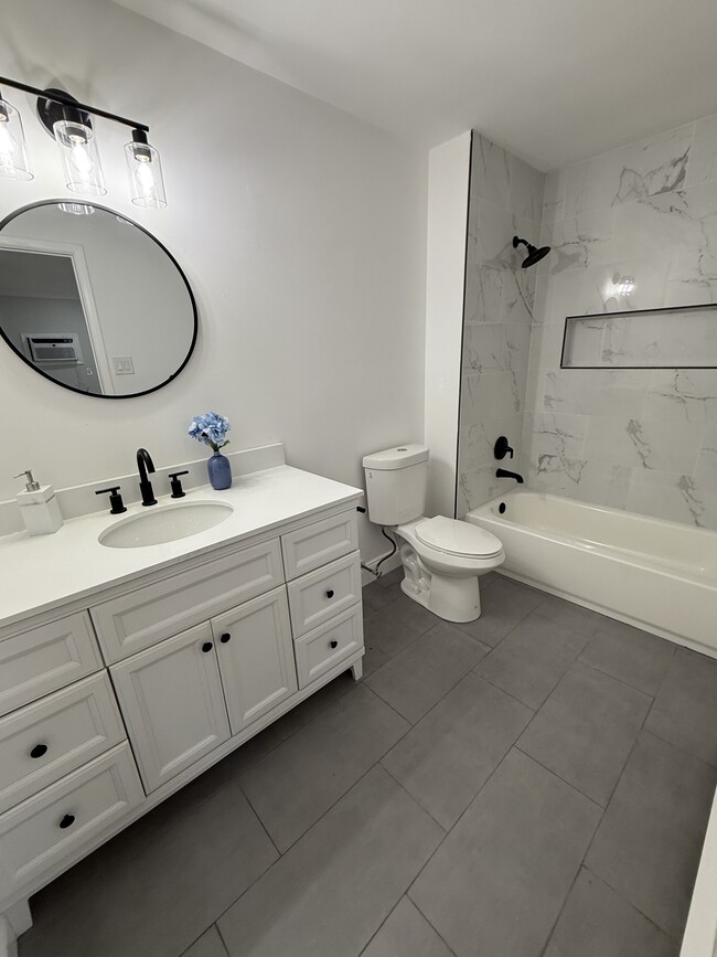 105 Amberly Dr in Manalapan, NJ - Foto de edificio - Building Photo