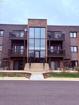 1482 Stonebridge Cir in Wheaton, IL - Building Photo