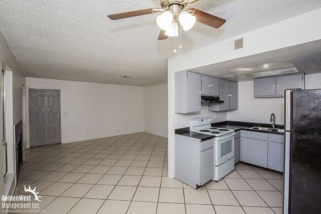 4910 Newport Cove Dr in Las Vegas, NV - Building Photo - Building Photo