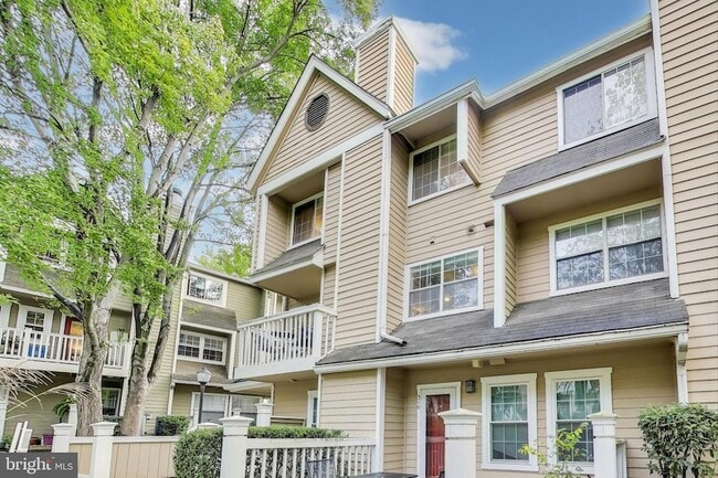 5801 Inman Park Cir, Unit 300 in Rockville, MD - Building Photo - Building Photo