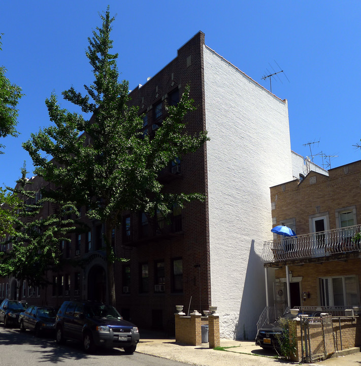 Fort View Court in Brooklyn, NY - Building Photo