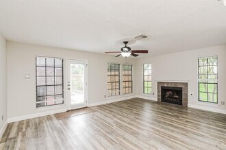 17263 Saturn Ln in Houston, TX - Foto de edificio - Building Photo
