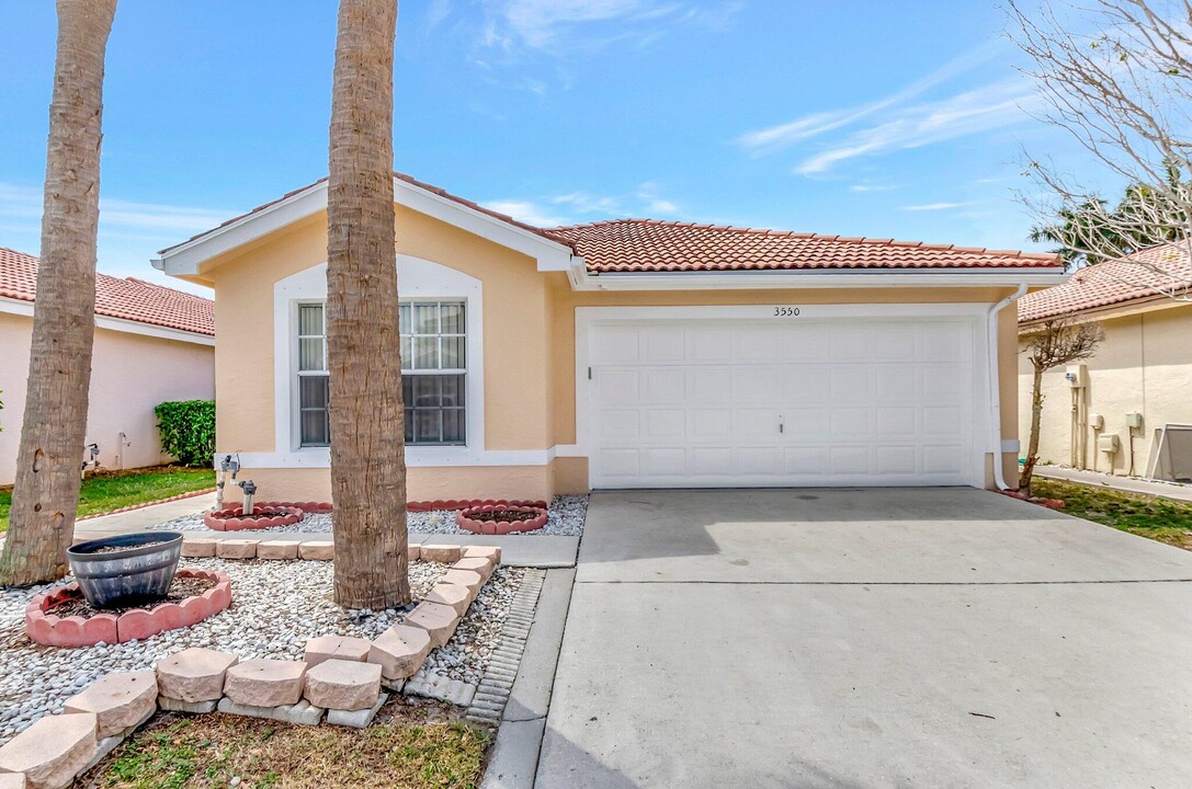 3550 Stratton Ln in Boynton Beach, FL - Building Photo