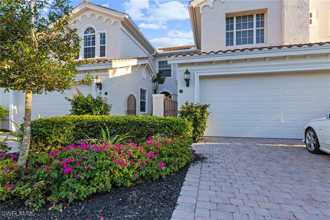 9079 Cascada Way in Naples, FL - Building Photo