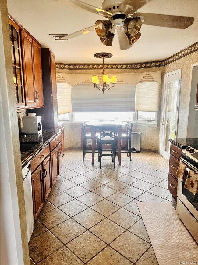 310 Southwood Cir in Syosset, NY - Building Photo - Building Photo