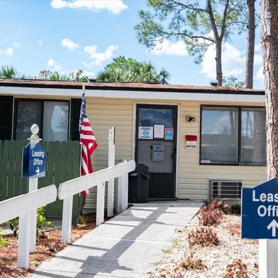 33305 Ryan Dr in Leesburg, FL - Foto de edificio - Building Photo