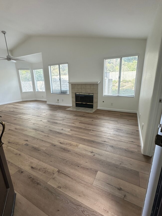 22930 Banyan Pl in Santa Clarita, CA - Foto de edificio - Building Photo