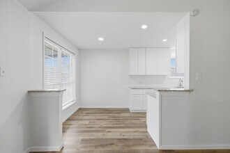 6011 Bankside Dr in Houston, TX - Building Photo - Building Photo