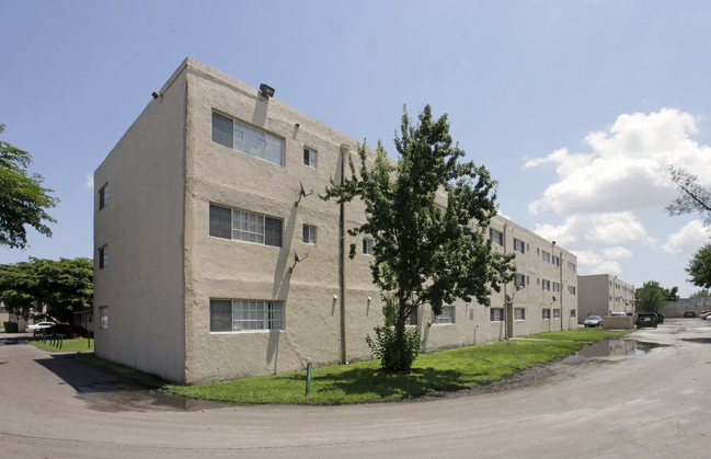 Glorieta Gardens Apartments in Opa Locka, FL - Building Photo - Building Photo