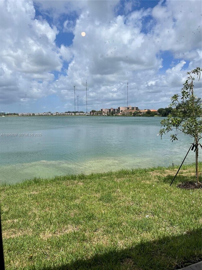 20588 NE 5th Pl in Miami, FL - Foto de edificio - Building Photo