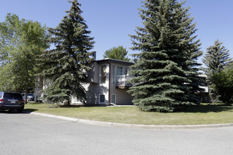 401 9th Ave SW in High River, AB - Building Photo - Primary Photo