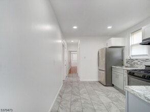 52 Headley Terrace in Irvington, NJ - Foto de edificio - Building Photo