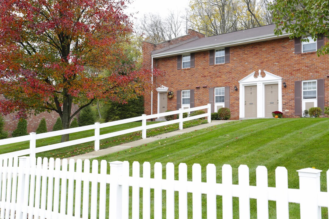 Cabin Hill Place in Greensburg, PA - Foto de edificio