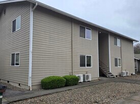 294 Stadium Dr N, Unit 294 in Monmouth, OR - Building Photo
