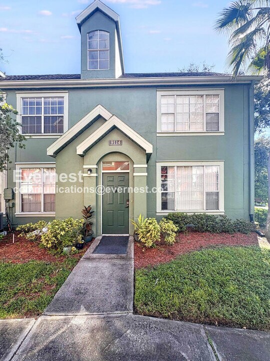 9114 Lake Chase Island Way in Tampa, FL - Building Photo