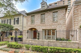 2310 Briarglen Dr in Houston, TX - Building Photo - Building Photo