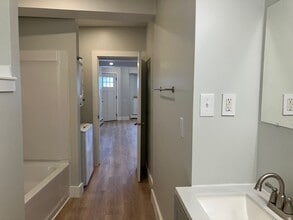 59 Center St, Unit 101 in Biddeford, ME - Foto de edificio - Building Photo