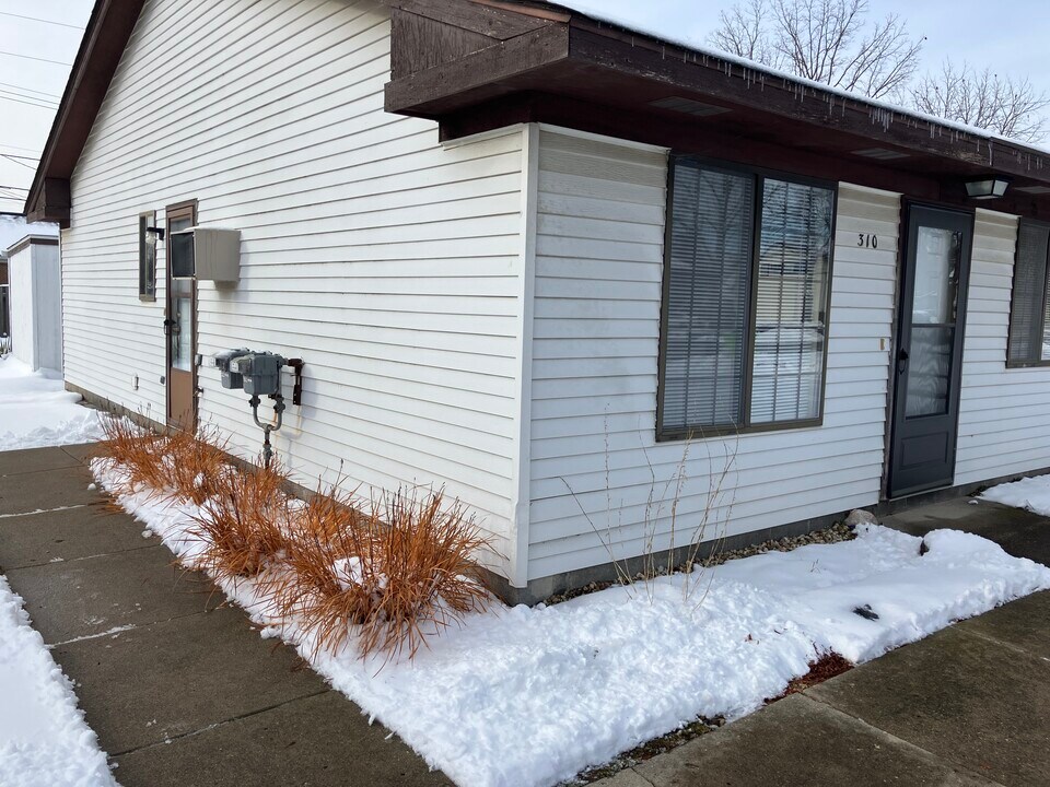 310 Washington St. in South Lyon, MI - Building Photo