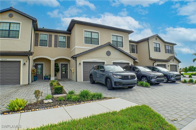 14085 Pine Lodge Ln in Ft. Myers, FL - Foto de edificio - Building Photo