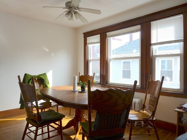 256 S Huntington Ave, Unit 2 in Boston, MA - Foto de edificio - Building Photo