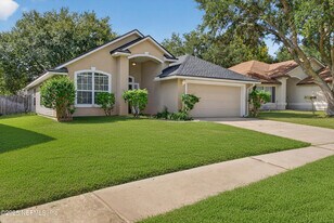 2821 Cross Creek Dr in Green Cove Springs, FL - Building Photo