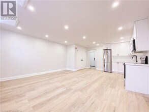 588 Barton St E in Hamilton, ON - Building Photo - Building Photo